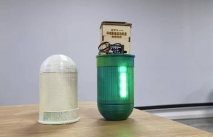 图 4-13 成品细节：透明头部与绿色下壳体的结合面